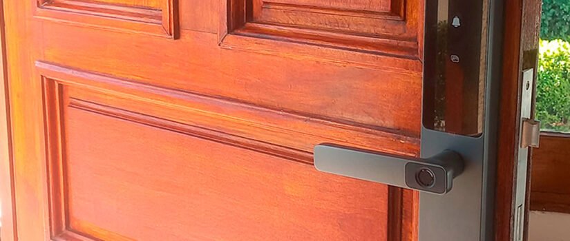 Cerradura Ezviz Instalada en Puerta de madera